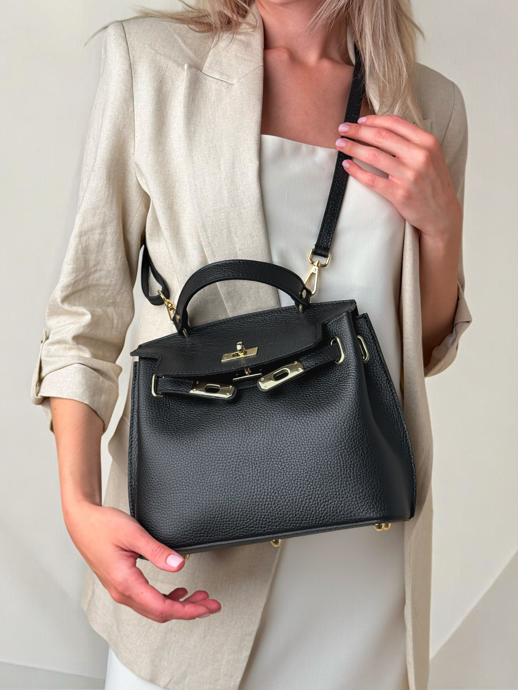 MIA NEAGRĂ, ACCESORII AURII, PIELE NATURALĂ.