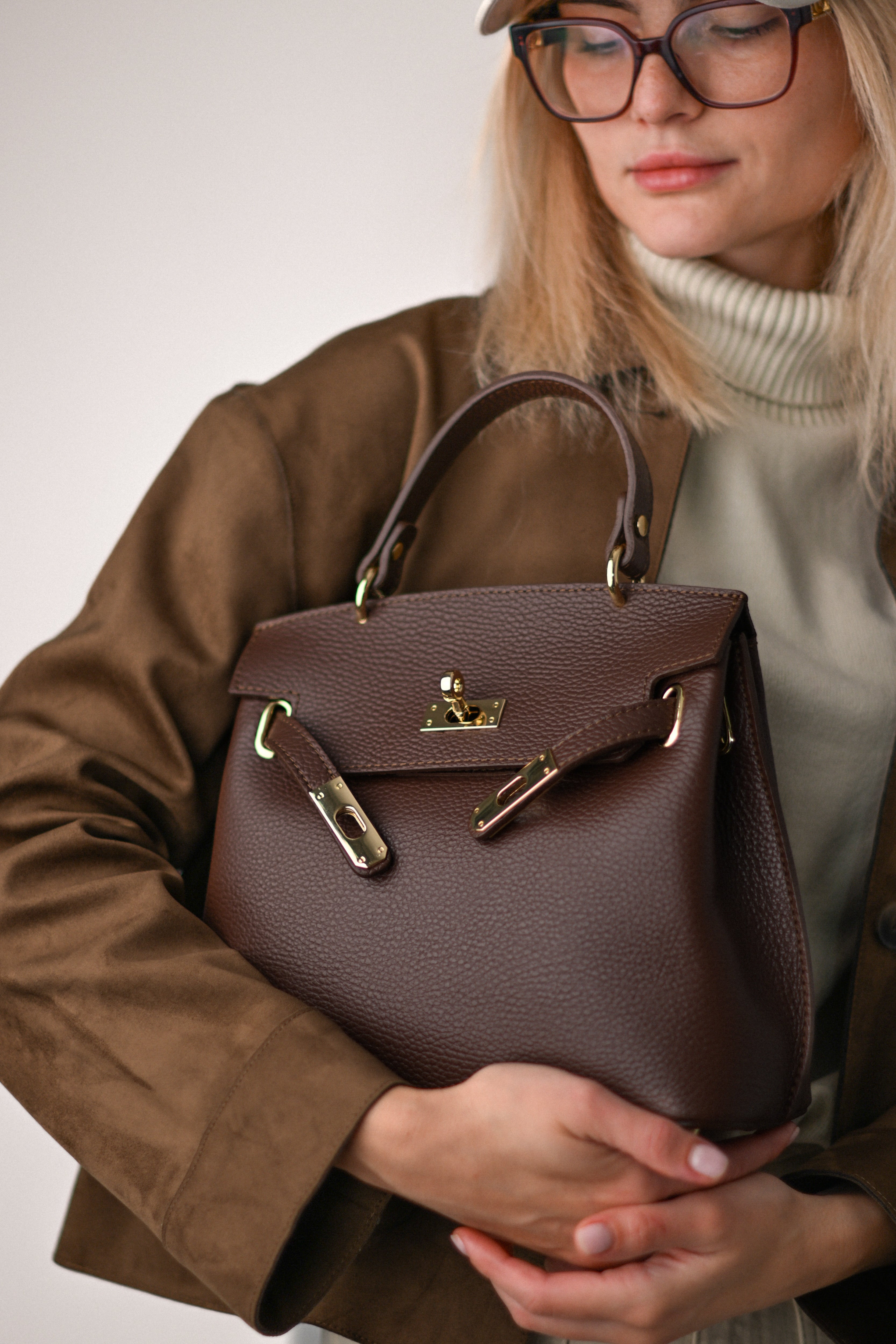 MIA CIOCOLATĂ NEAGRĂ, PIELE NATURALĂ.