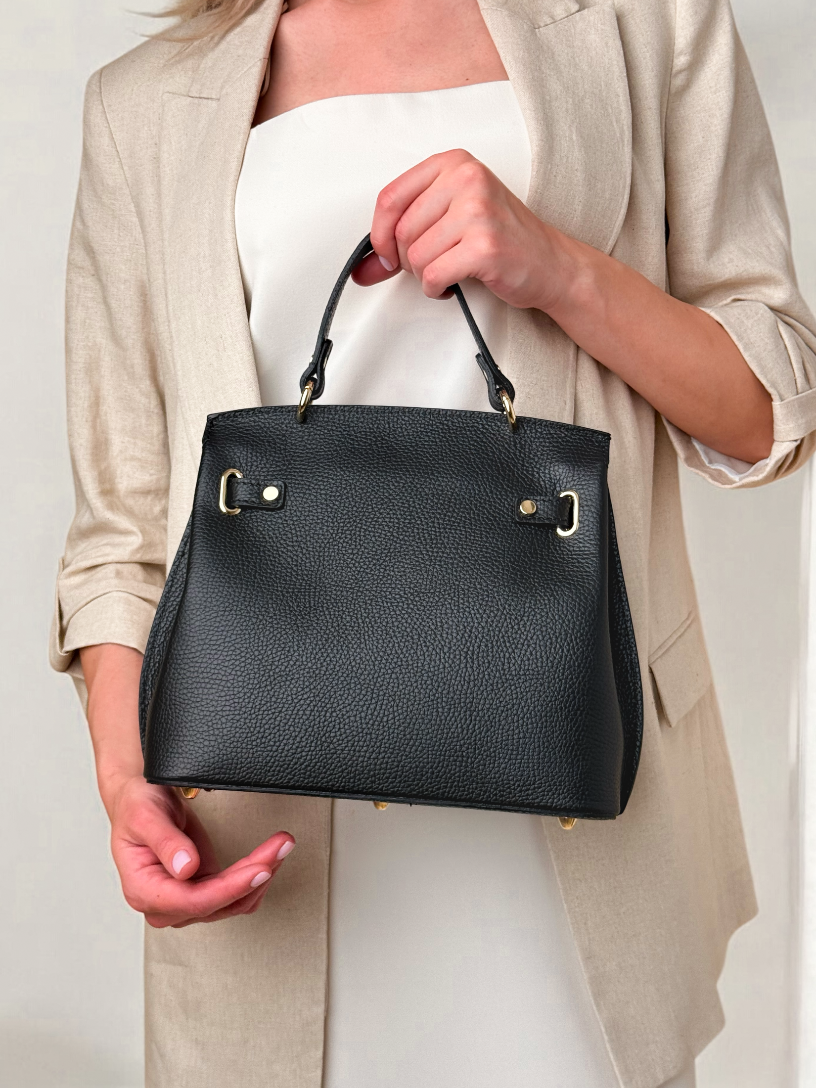 MIA NEAGRĂ, ACCESORII AURII, PIELE NATURALĂ.