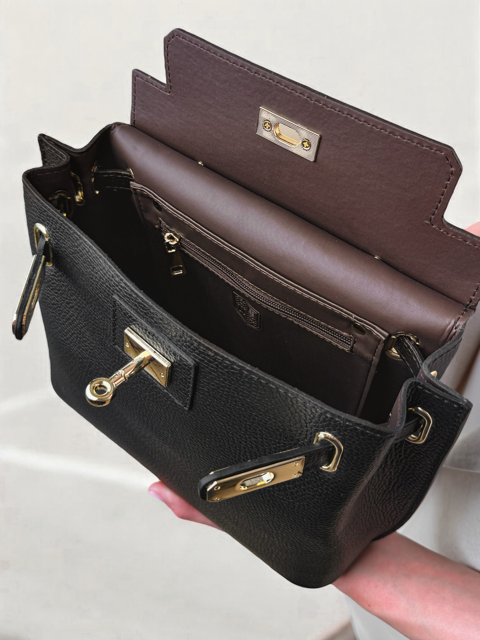 MIA NEAGRĂ, ACCESORII AURII, PIELE NATURALĂ.